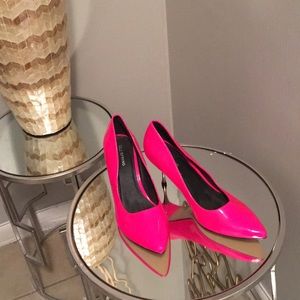 Neon Pink pump